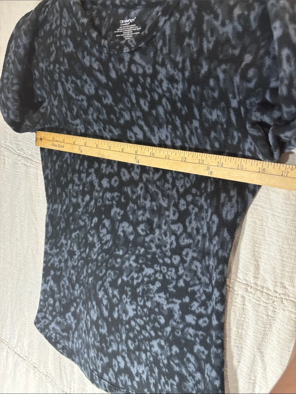 ClimateRight by Cuddl Duds Fleece Base Layer Top Size S Animal Print Grey Black